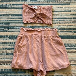 Boutique set size small. Brand is urban Daizy. Good condition only worn once.